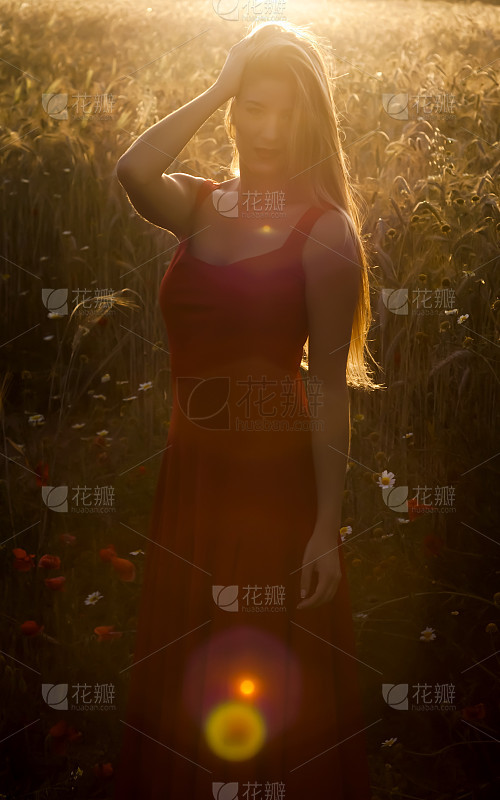红发快乐的女孩走着看着镜头在日落时微笑_美女壁纸手机壁纸高清