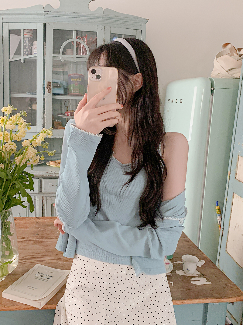 花瓣素材十几岁的女孩拿着自拍杆在家拍照_美女头像照片