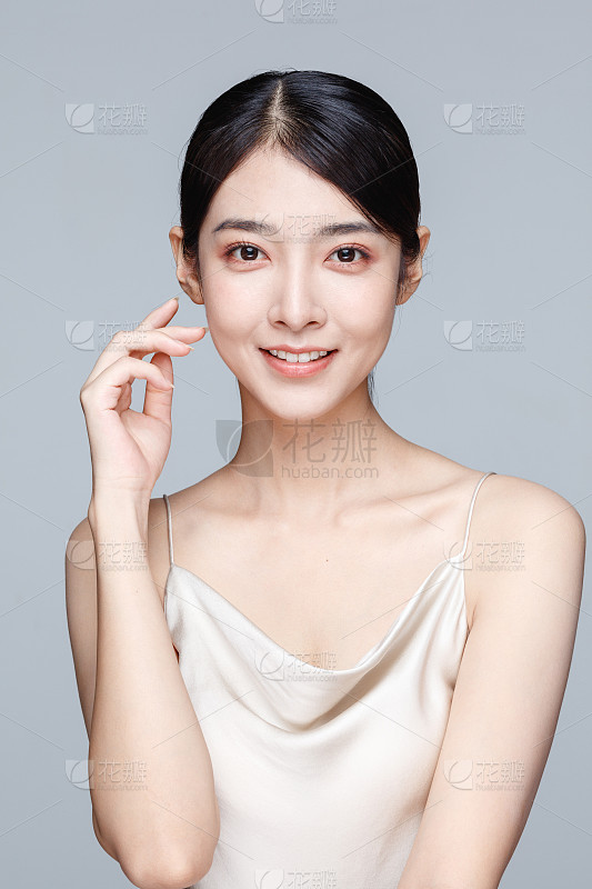 奢华的白色婚纱穿在女孩身上新的婚纱系列清晨新娘在婚礼前等待新郎的女子穿着长裙的年轻新娘_美女高雅造型