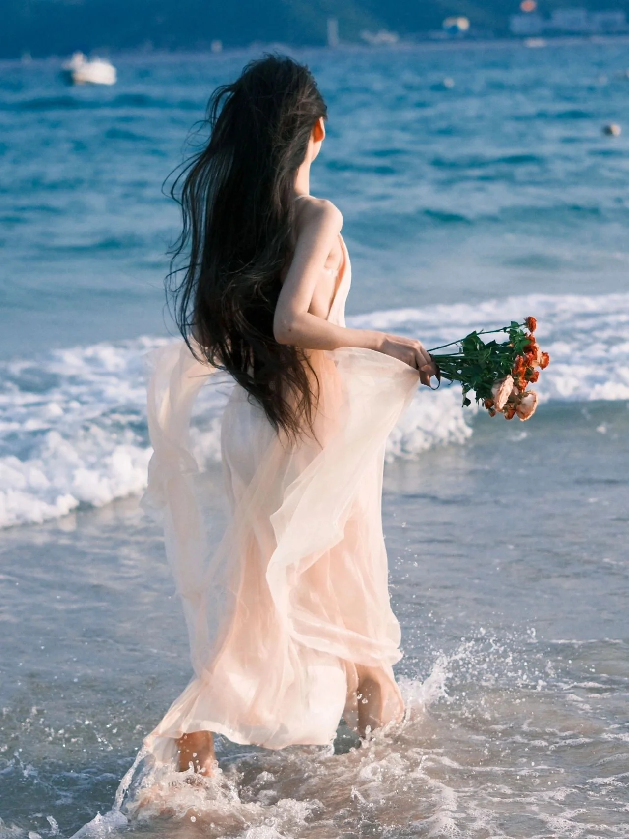 穿白裙子的女孩背影_美女时尚街拍
