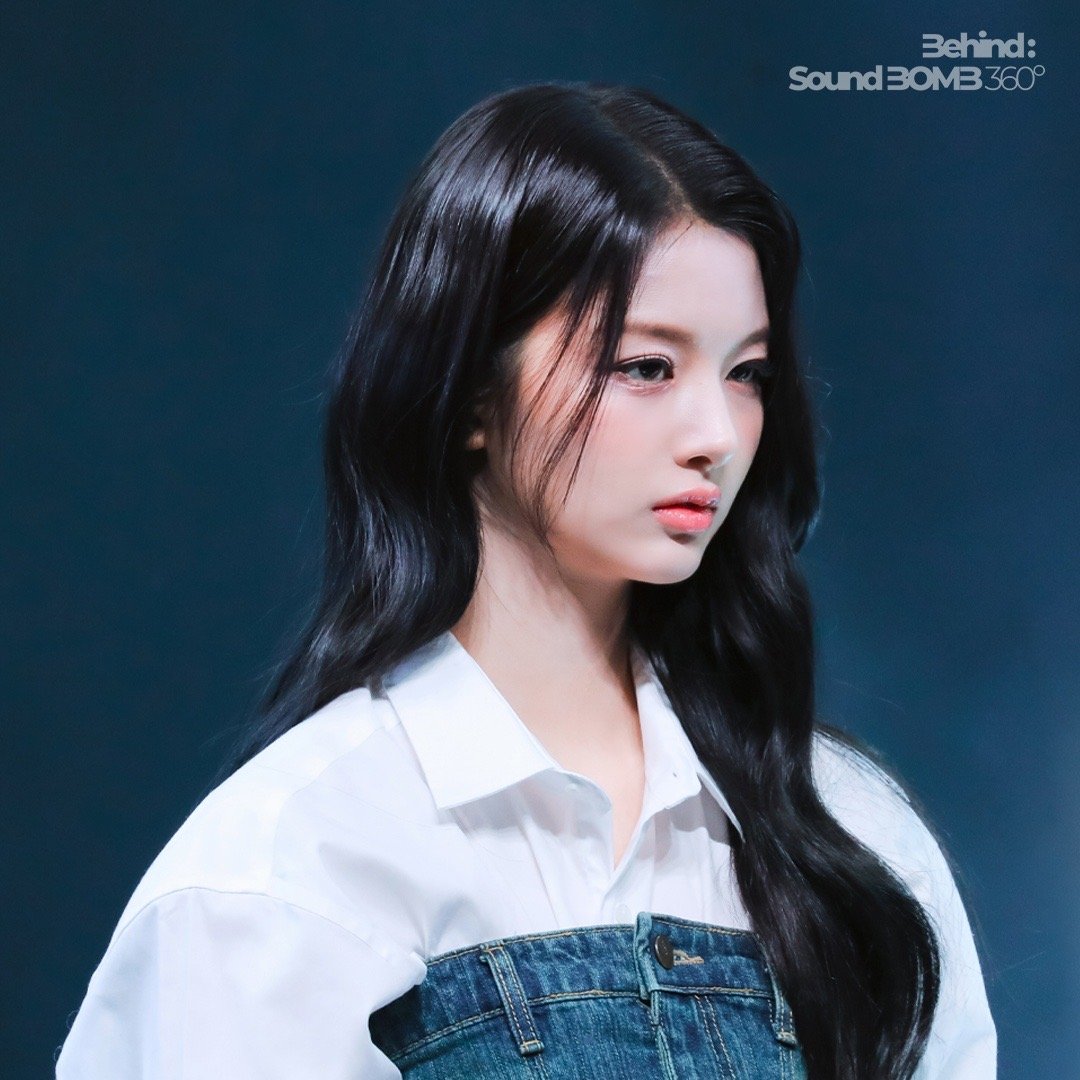在卧室征服美艳麻麻美女壁纸