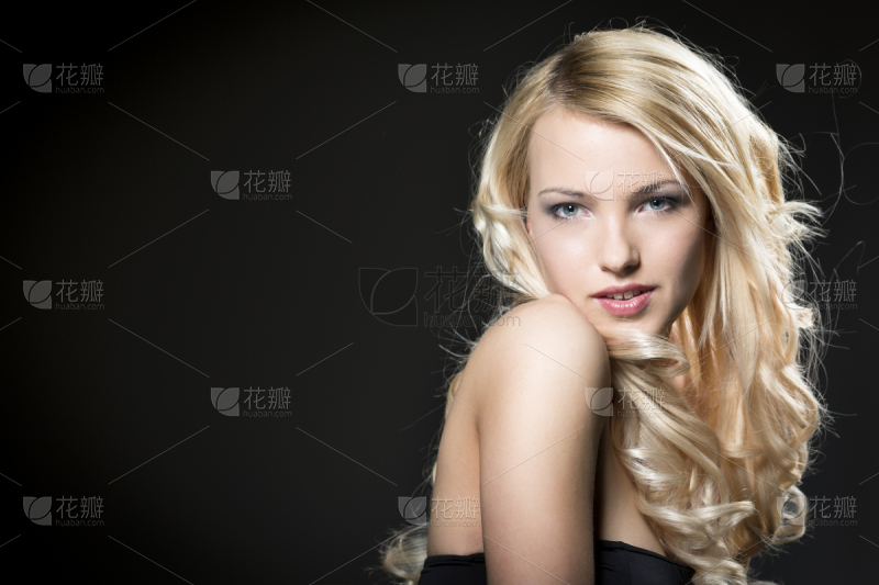 服饰系列实景模特穿着紫色衬衫和蓝色牛仔裤的室外摆拍_美女头像ai