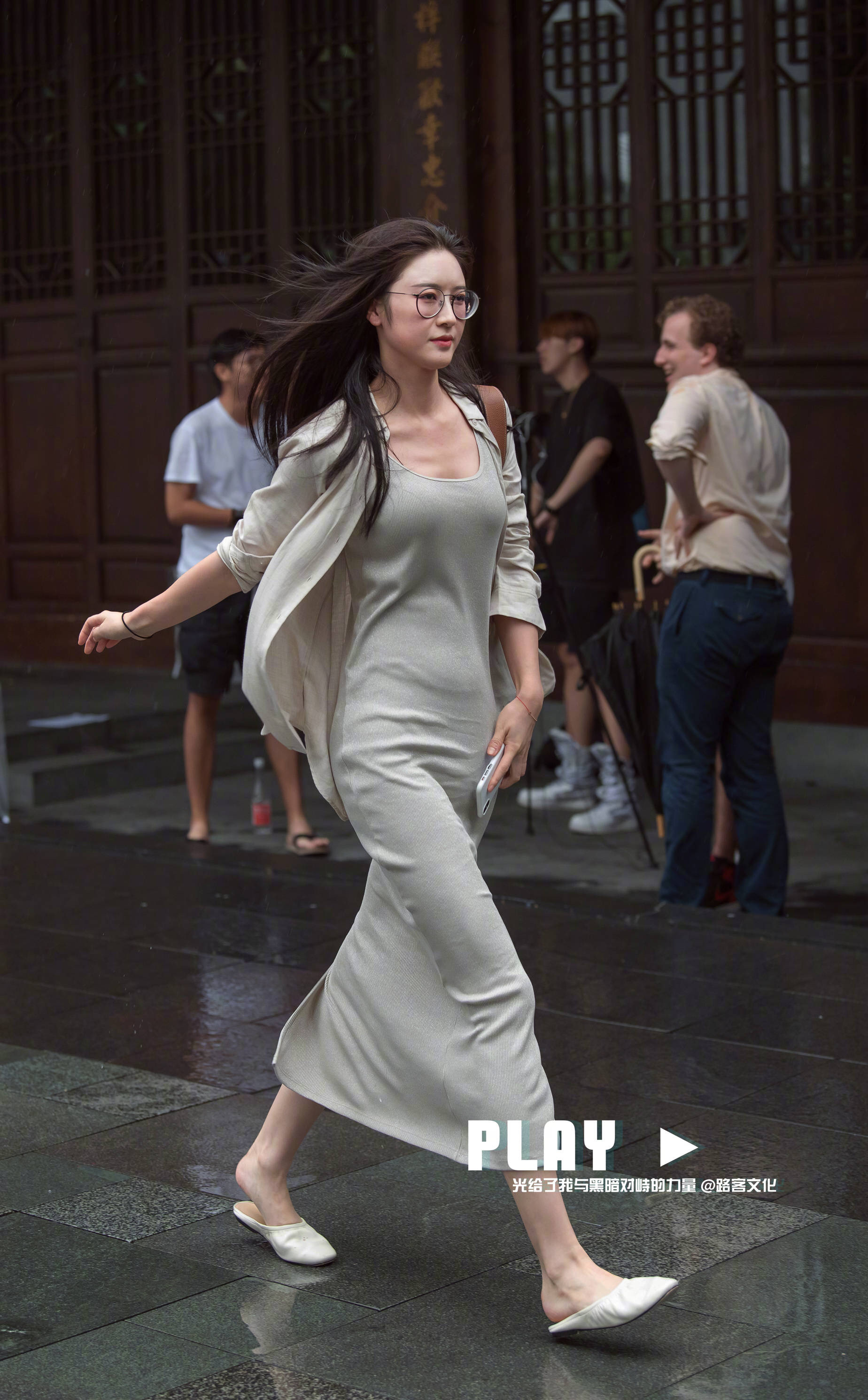 戴着帽子的年轻女子户外肖像_美女照片背影侧面