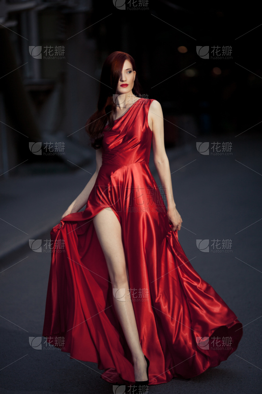 张天爱裙装亮相活动完美身材引七音姑娘呀的动态_美女壁纸动漫