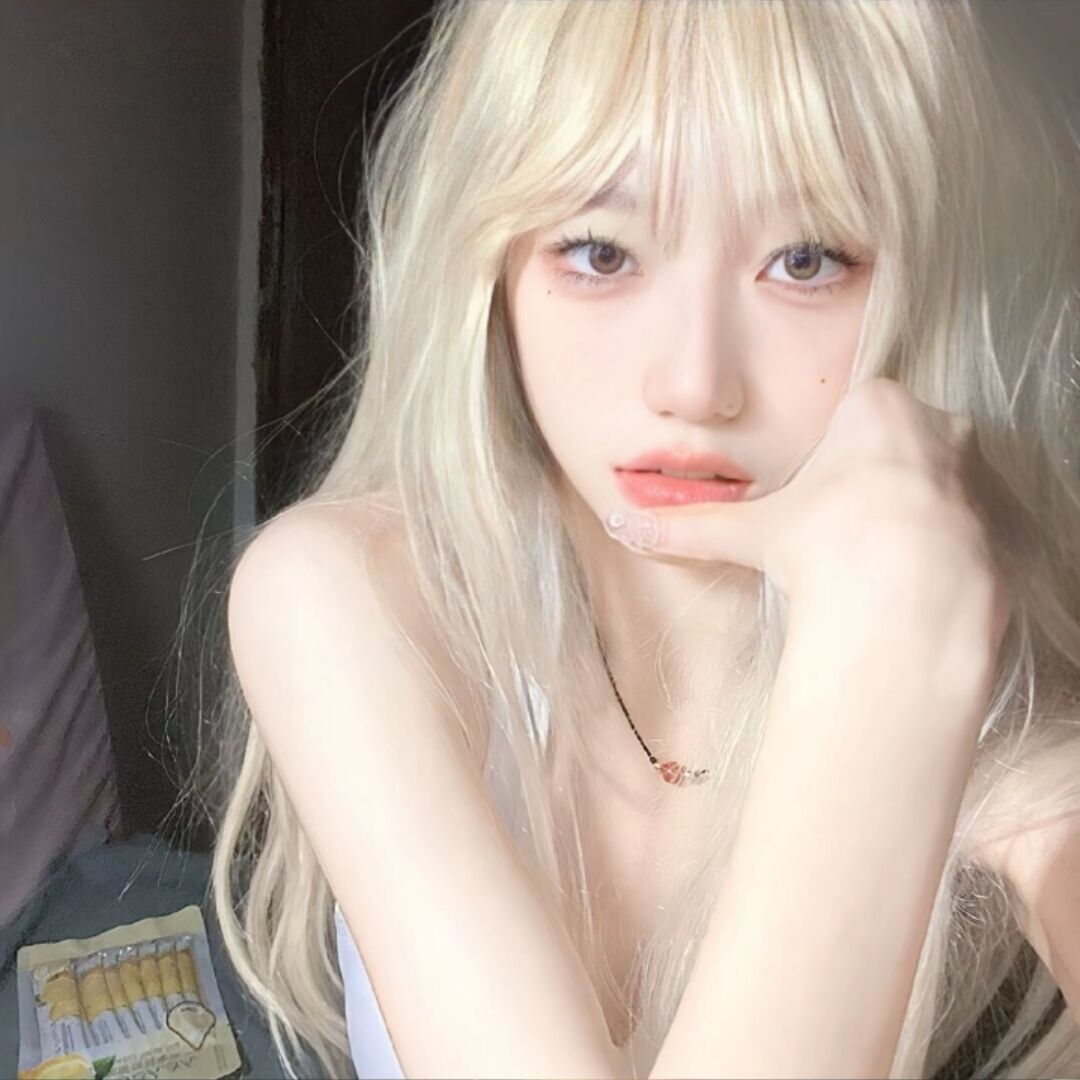 掏出奶子掰穴美女自拍