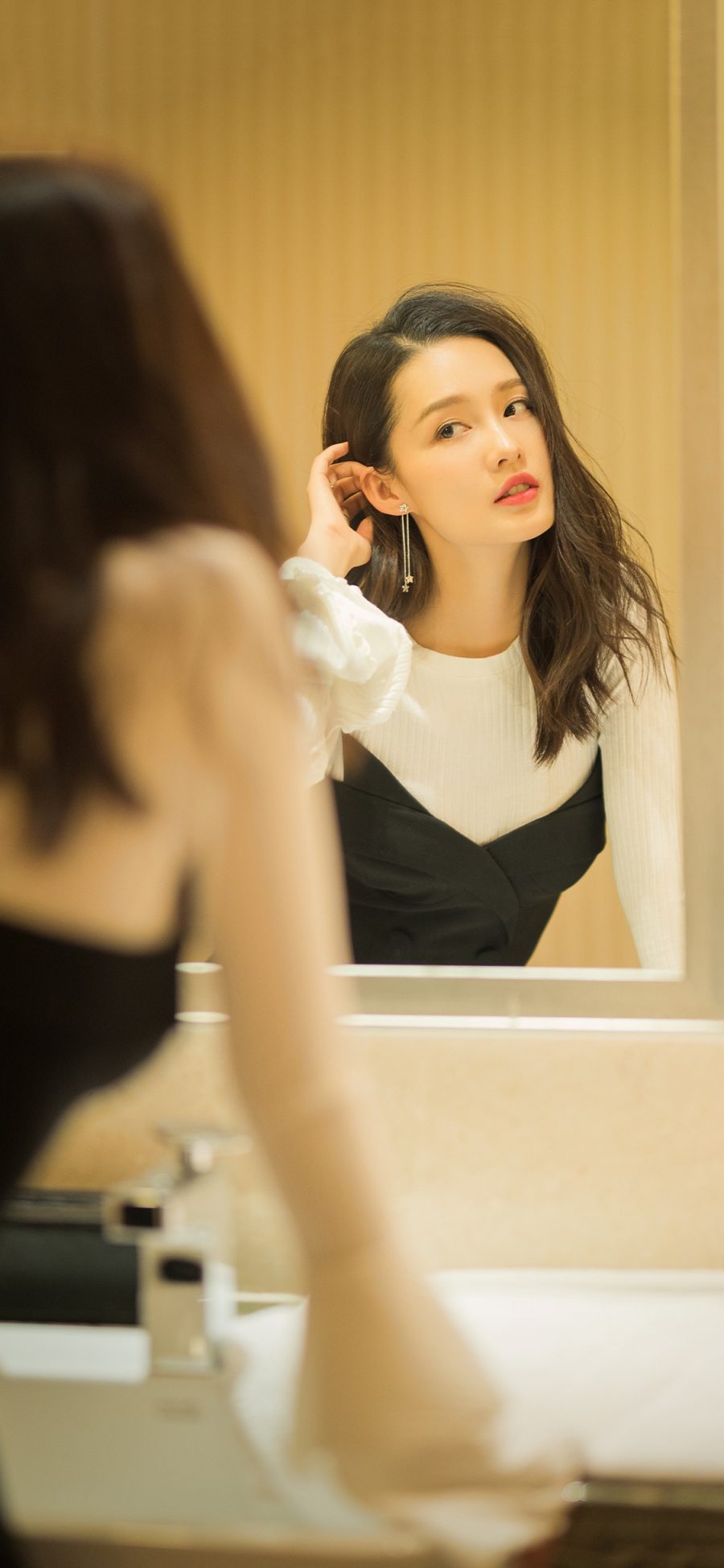 美丽的泰国女士正在修剪花园周围_美女照片大全壁纸高清