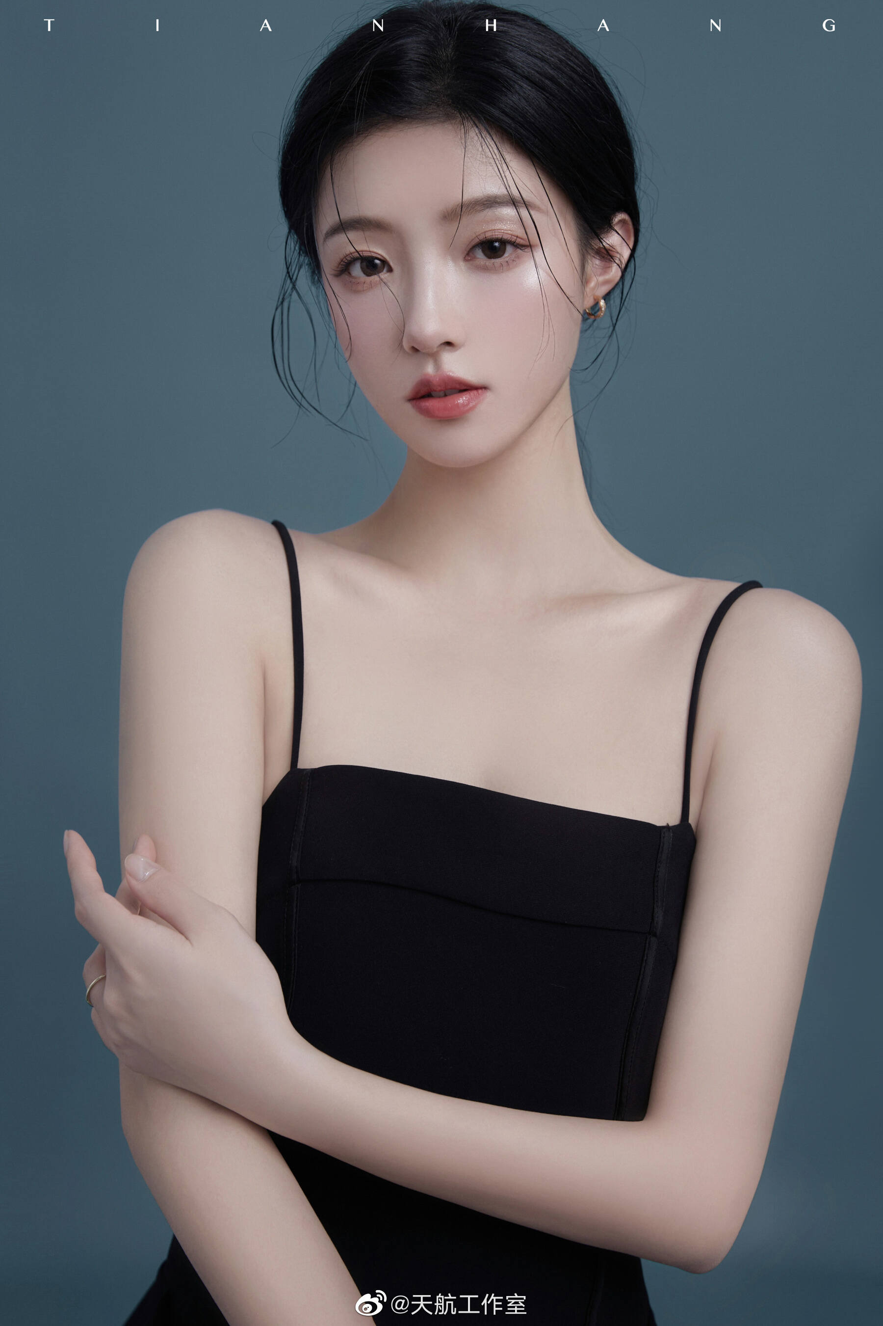 国潮妆容彩妆眼妆唇妆护肤美妆美女微笑笑容模特医美女装酷流行时尚珠宝_美女图片微信头像高清头像