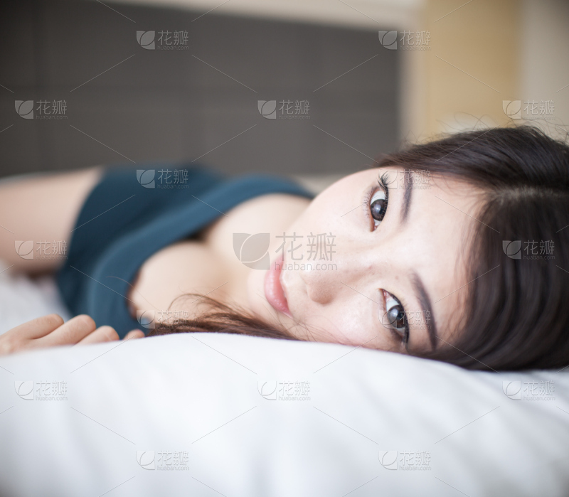 女孩丰满床美女人衣柜水平画幅诱人的女人美人仅成年人_美女壁纸