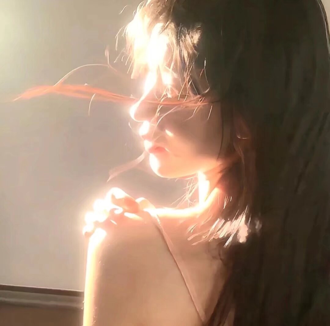 氛围感满满的女生头像头像无水印_美女头像甜美