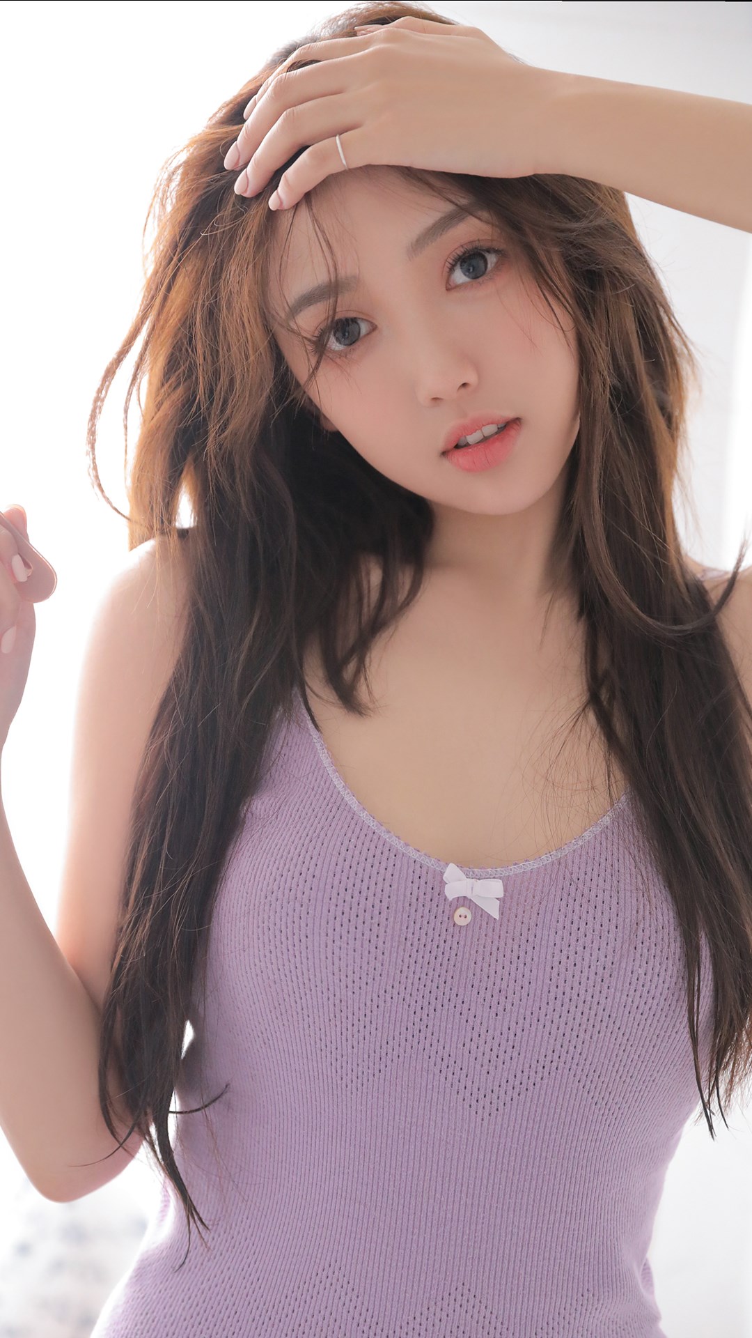 享受自由的年轻女子_美女图片微信头像背影酷霸气