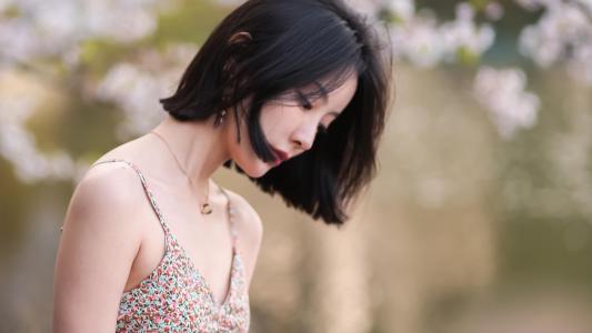 苗条的女孩红头发跑进一间阁楼风格的时尚房间深色的墙壁和窗户对着地板穿着深红色的长飞行裙艺术处理_美女头像甜美