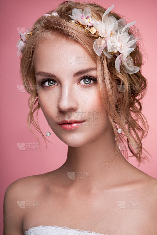 穿着白毛巾的漂亮女孩就在窗边_美女时尚街拍