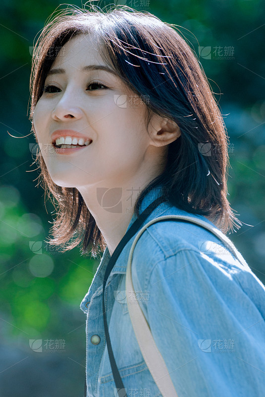 年轻女子在遮阳_美女照片