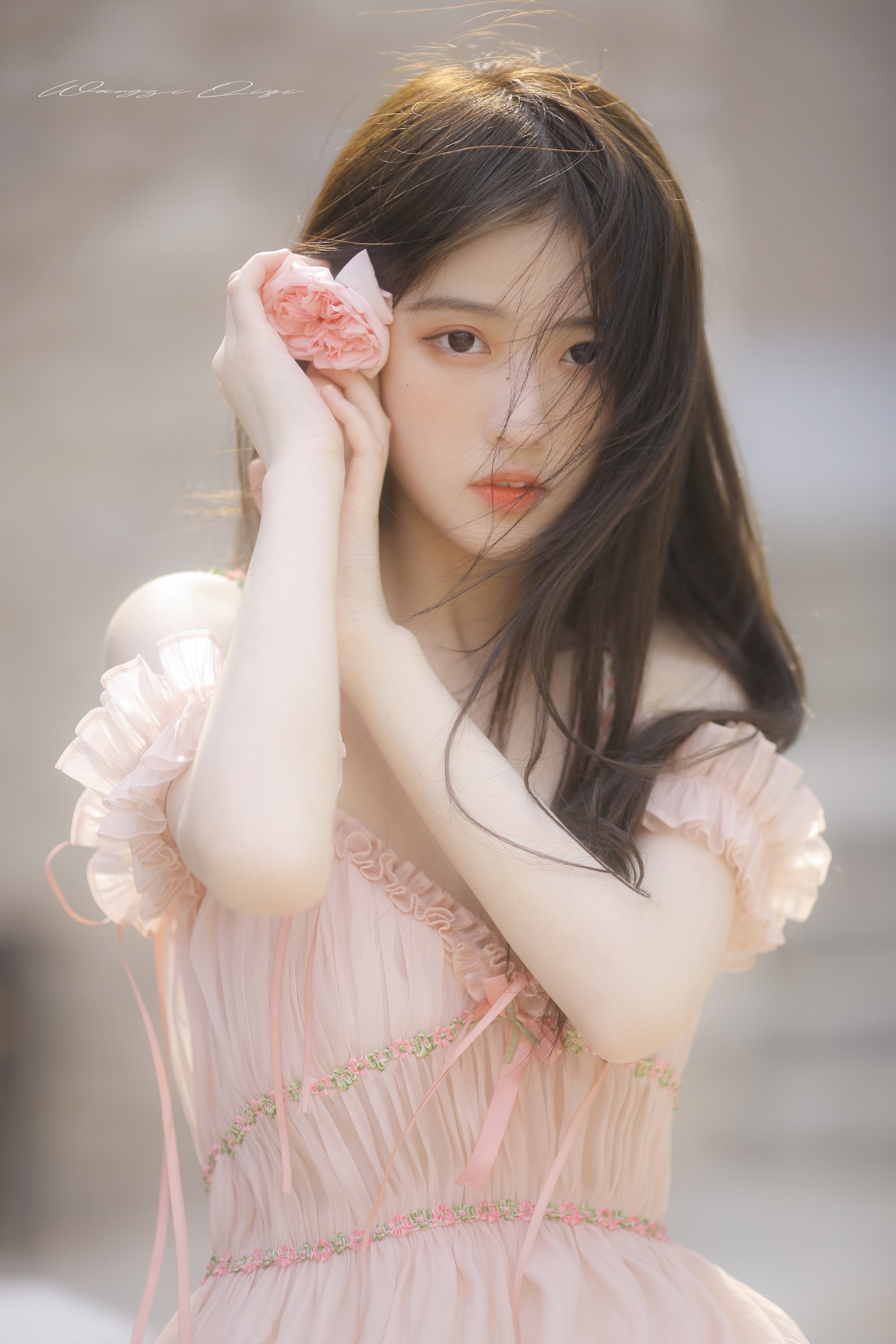 清纯美女白色简单居家壁纸彼岸图网_美女壁纸