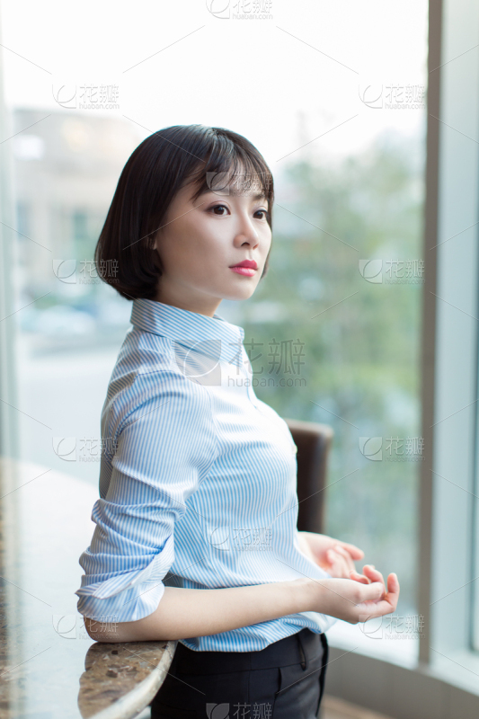 漂亮的小女孩向下看的肖像_美女头像甜美