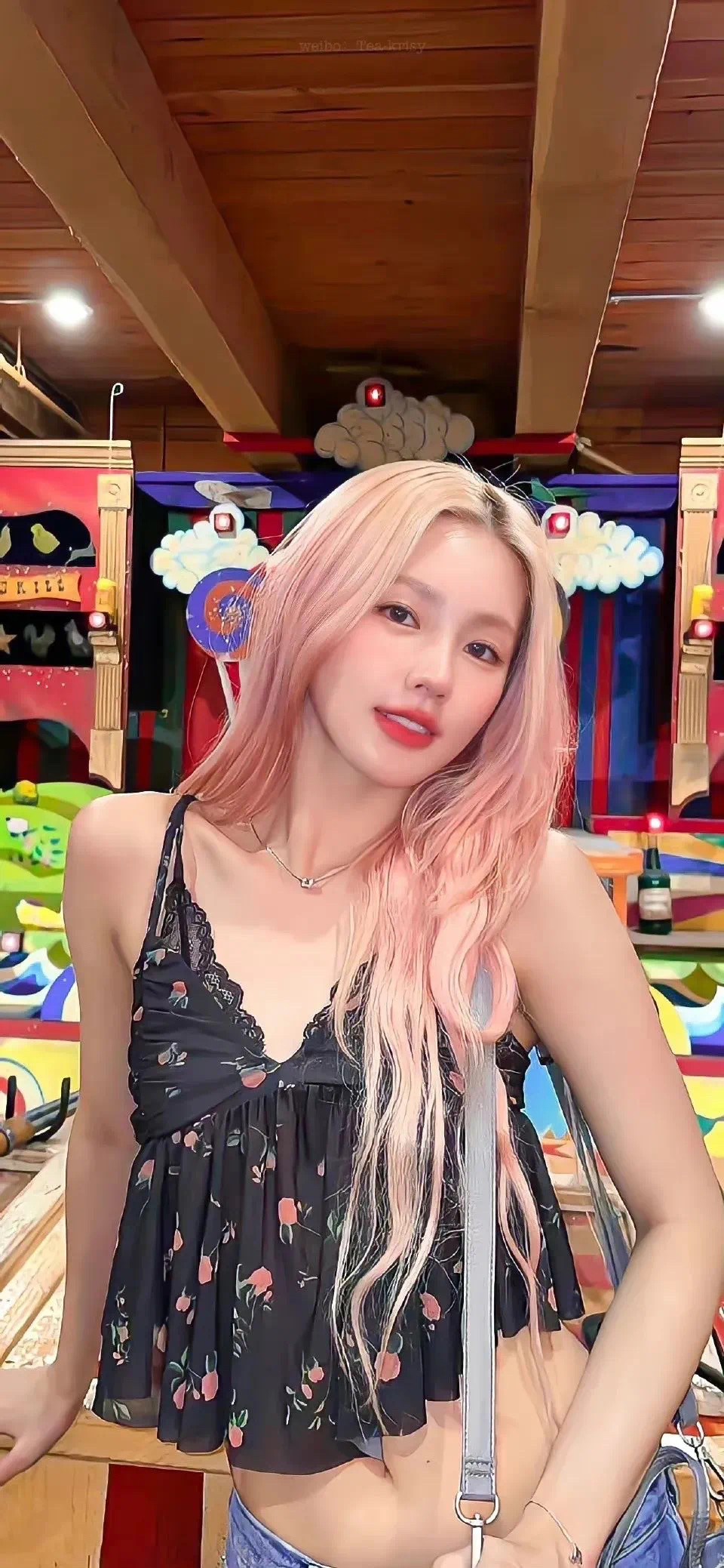 美女照片背影侧面_美女照片手机挡脸头像