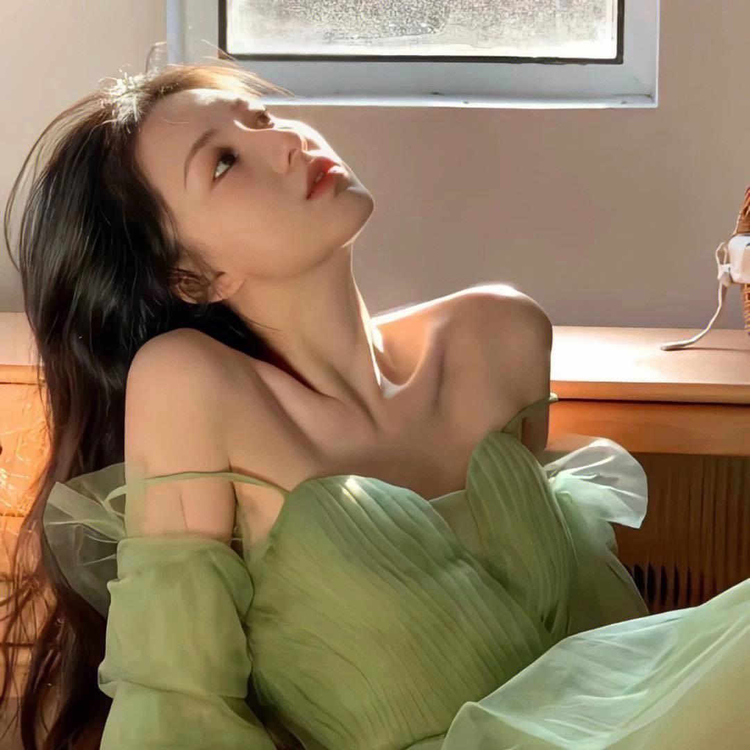 美丽的年轻女子穿着白色的连衣裙在湖滨池塘河流上休息专业的化妆和卷发发型_美女壁纸手机壁纸