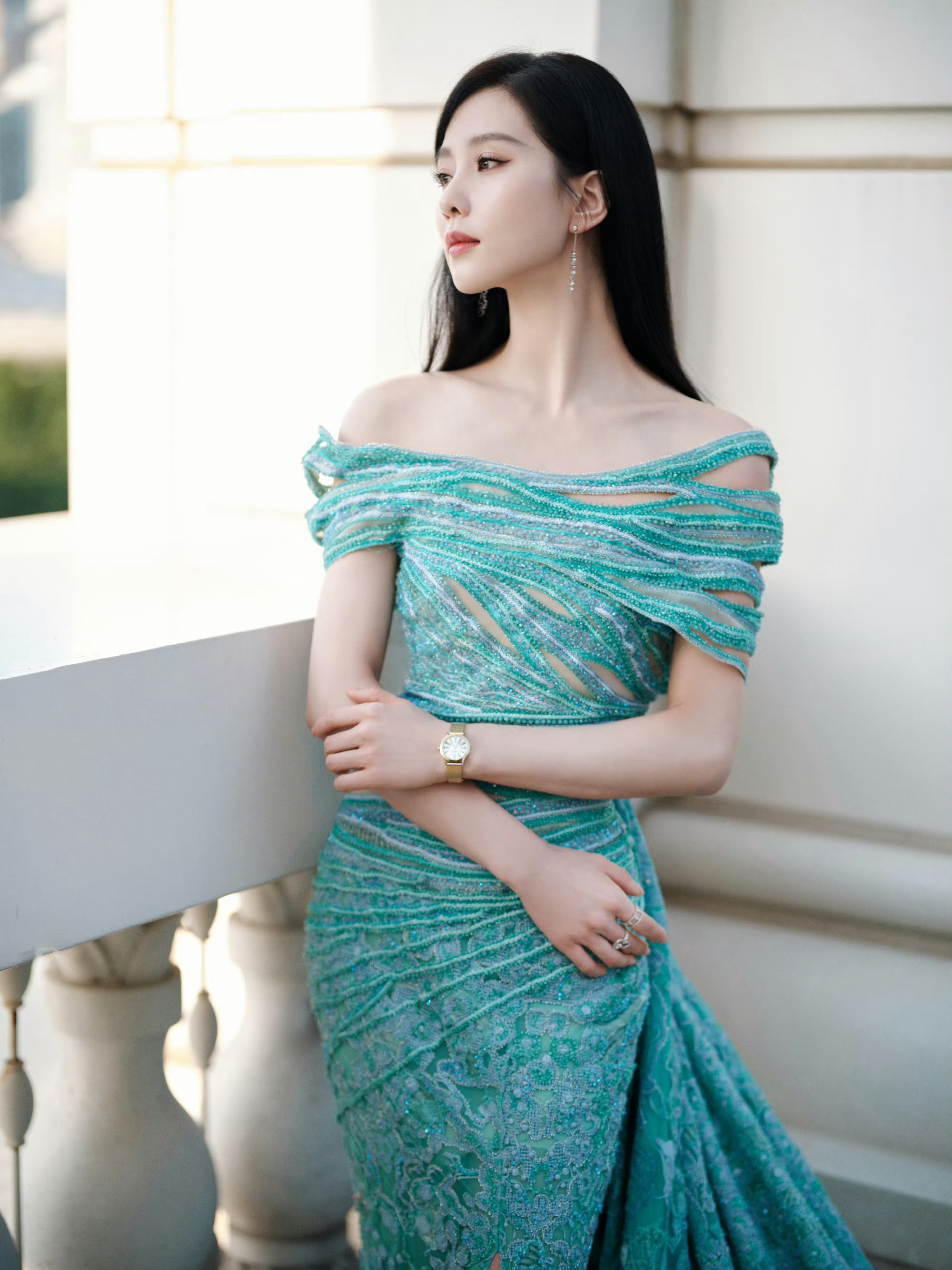 娜扎珍珠羽毛裙造型优雅迷人网易女人_美女照片背影侧面