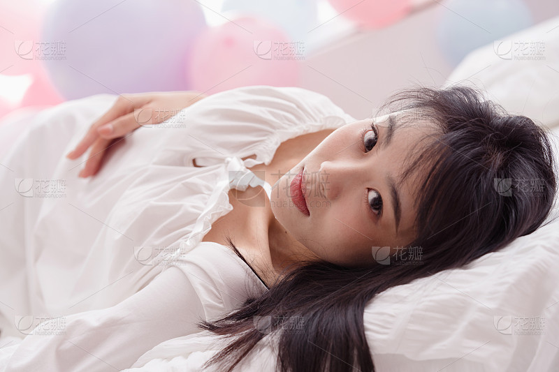 穿着毛衣的女人在海滩上散步_美女头像真人微信