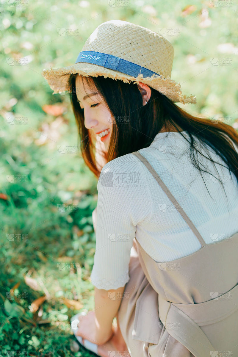 沿路奔跑的女孩的剪影_美女头像