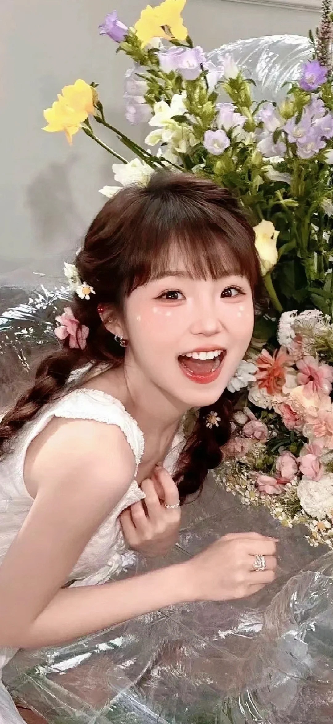 绿色荷叶护眼美女壁纸_美女壁纸女