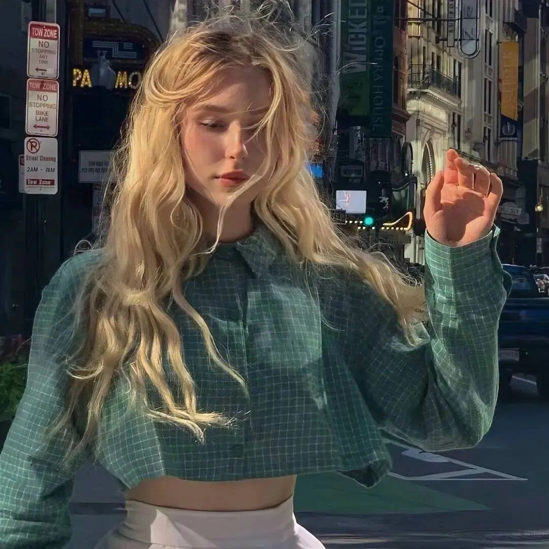 手势表情包朋友晒照简约风模板_美女头像