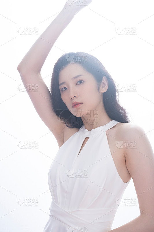 拥有完美肌肤和自然妆容的女人_美女头像真人