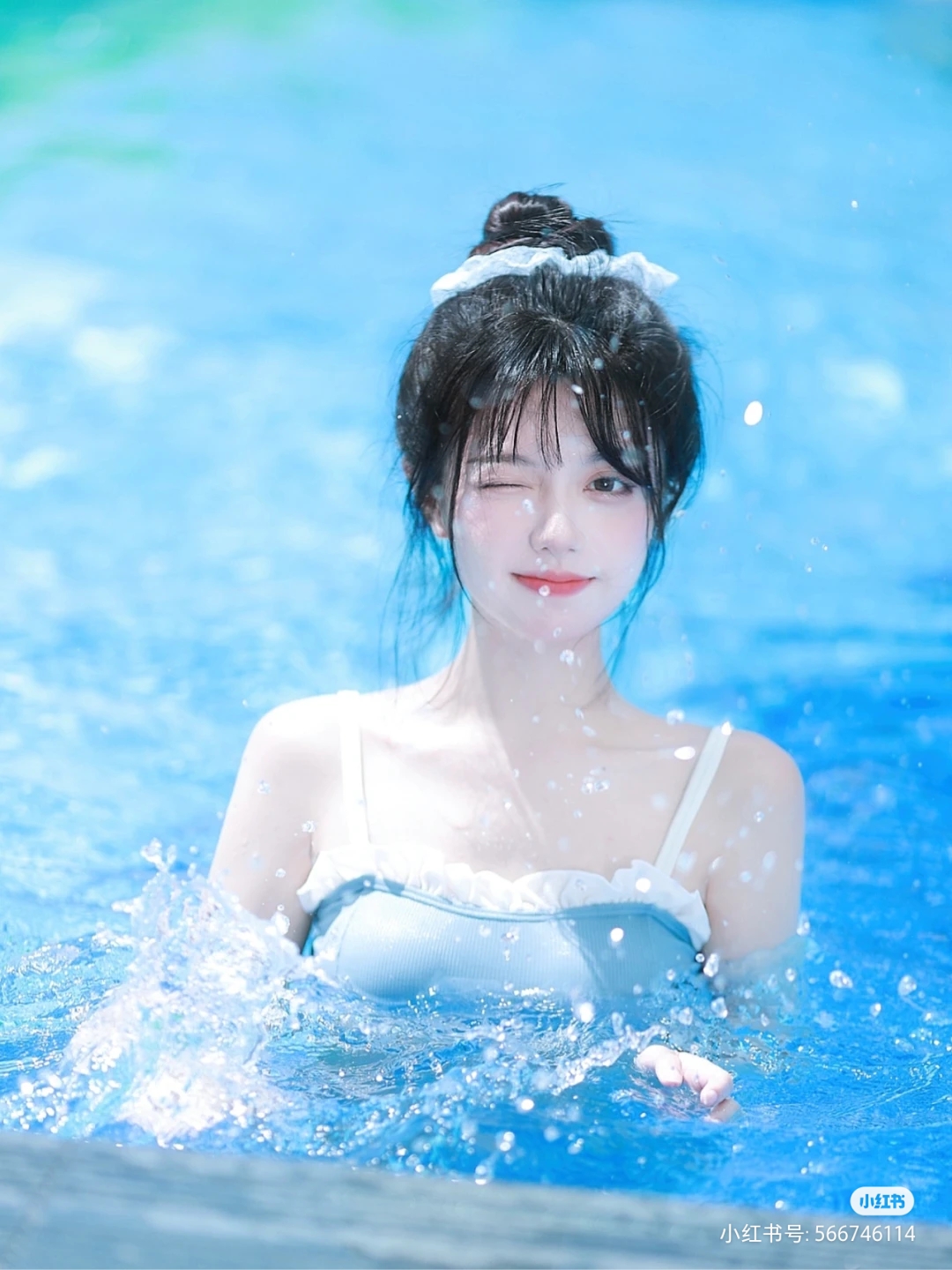 游泳池游泳比赛_美女照片。