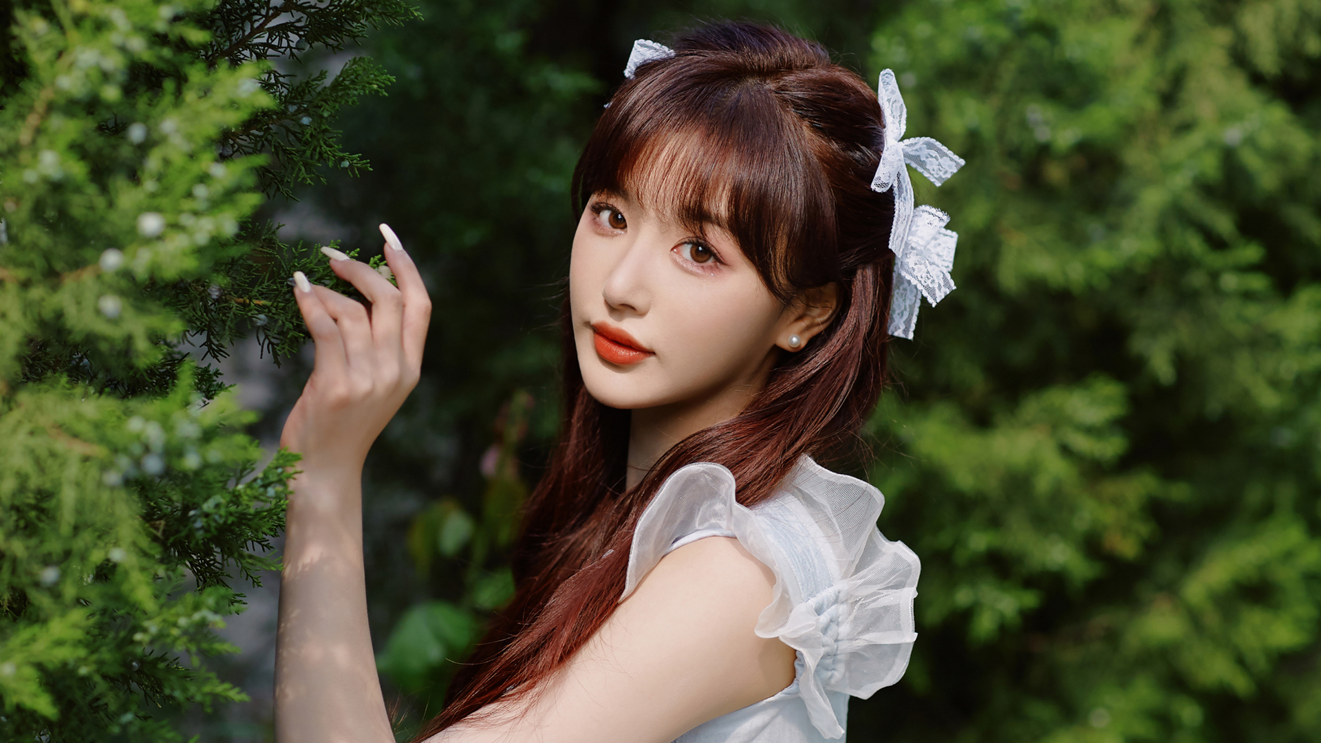 妇女节女神节唯美感光影女性花瓣裙摆背景_美女壁纸手机壁纸图片身材养眼