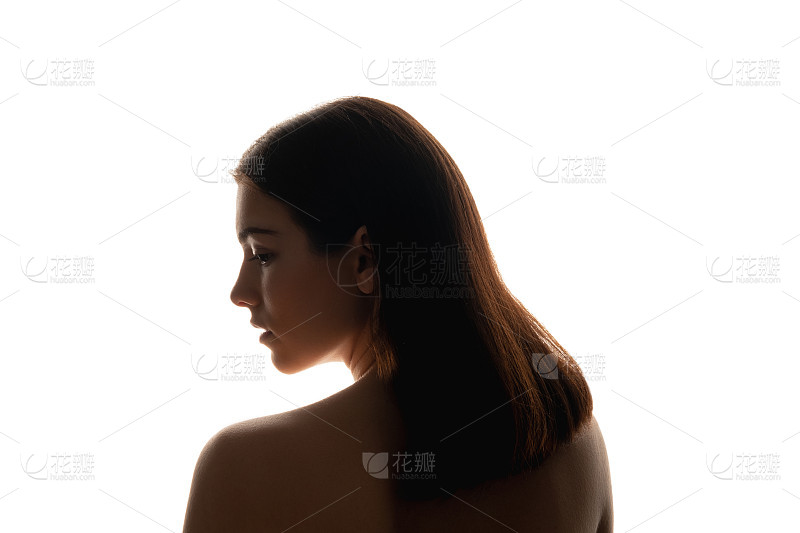 年轻女性蹲在草地上_美女图片微信头像真人背影