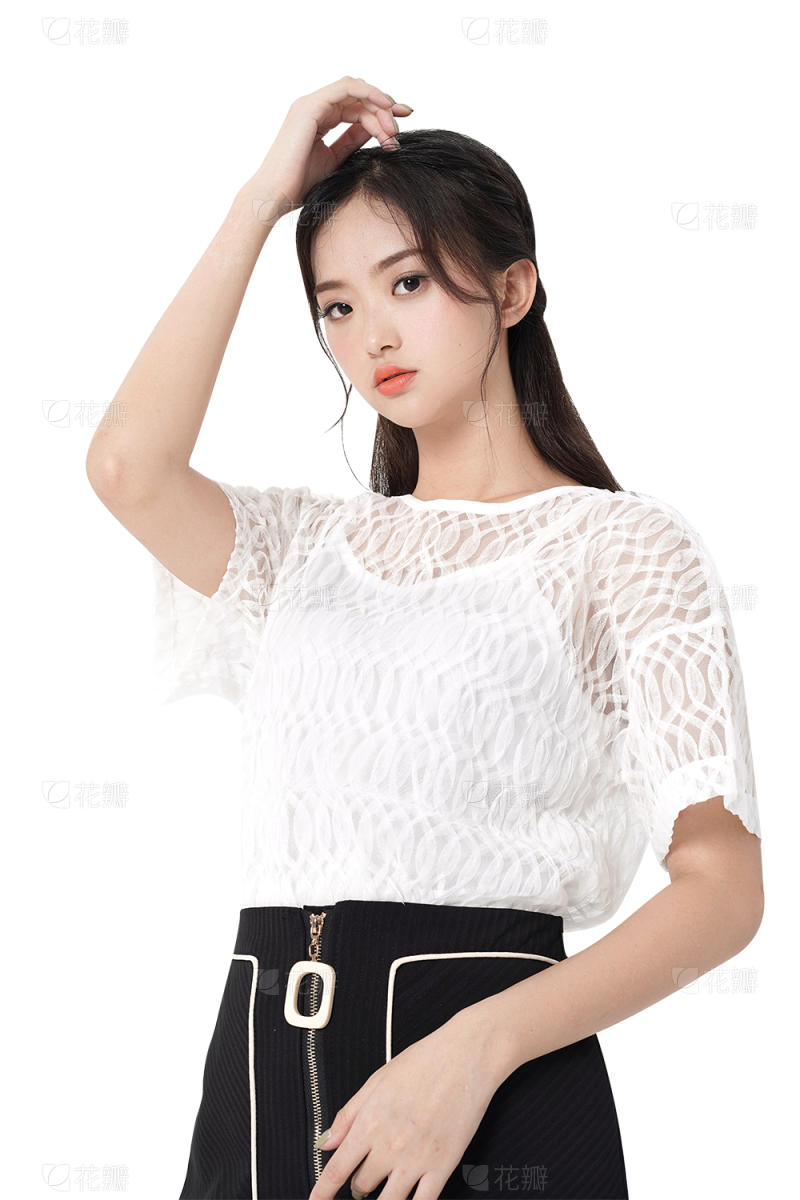 华丽的女人在一盏枝形吊灯前摆姿势_美女壁纸
