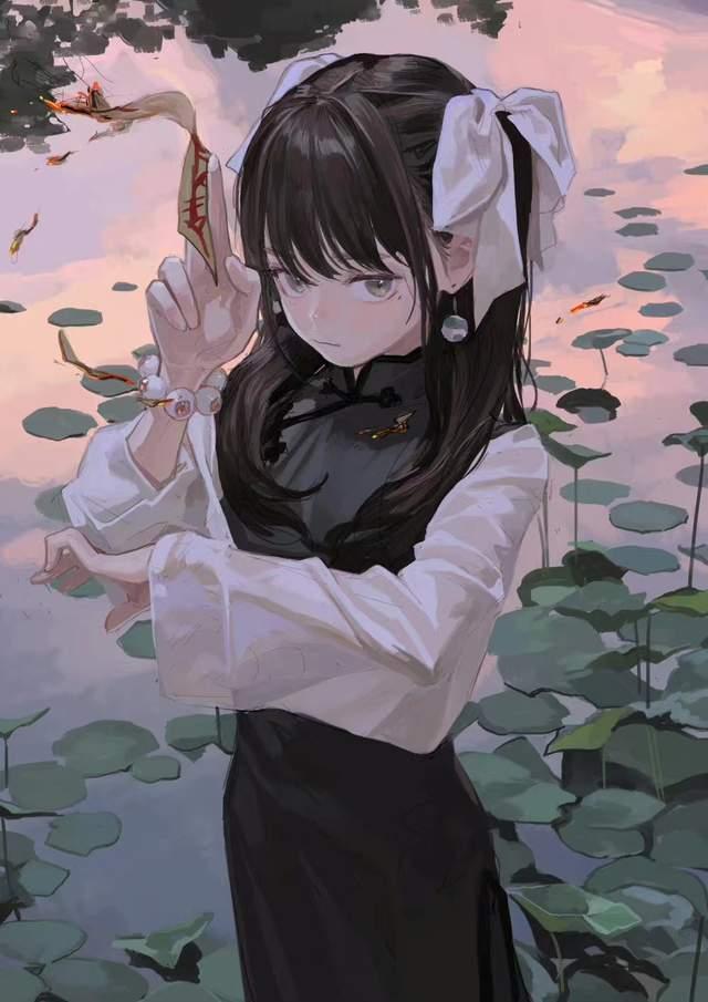 可爱的小女孩在粉红色摆姿势_美女头像真实