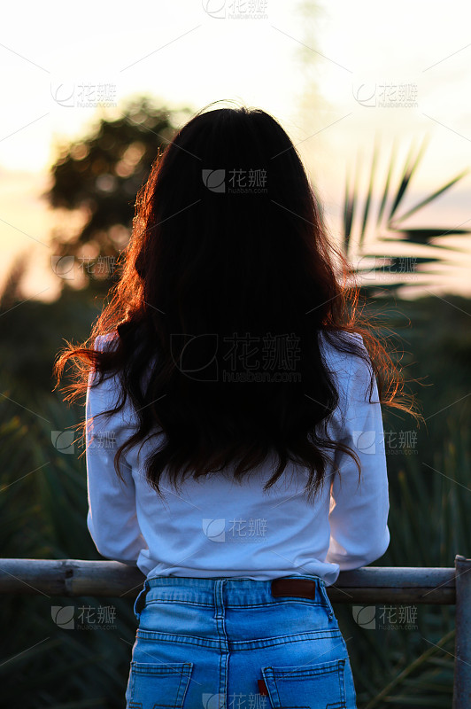 时尚肖像美丽的年轻女子_美女时尚街拍