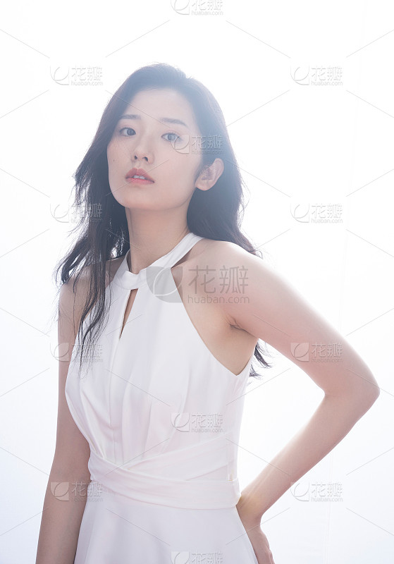 肖像美丽的年轻亚洲女人微笑快乐和感觉自由与户外背景_美女壁纸
