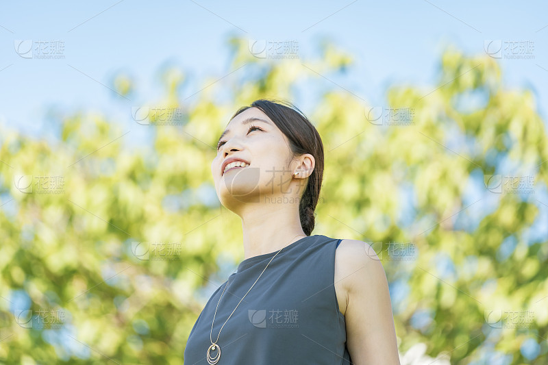 女人阳伞背面视角伞太阳日光天空仅一个女人水平画幅蓝色_美女照片游泳中国