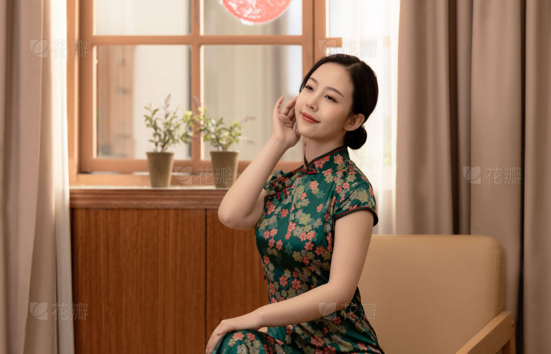 网红模特坐在椅子上对镜头卖萌_美女头像可爱