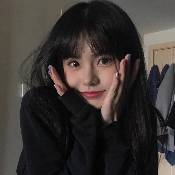 服饰系列实景模特穿着假两件格子裙黑色恤假两件格子裙黑色_美女照片头像真人图片