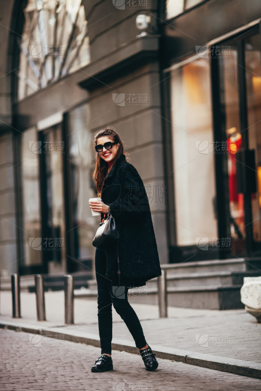 街拍时尚美女聆听街拍_美女头像真人头像高清