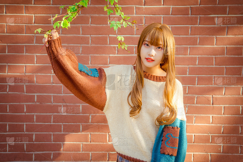 一个亚洲女孩坐在火车的窗边听音乐_美女照片大全壁纸高清