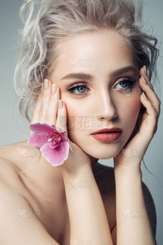 肖像卡通女性人的头部侧面像背景分离多样模板女人头发_美女头像真人头像