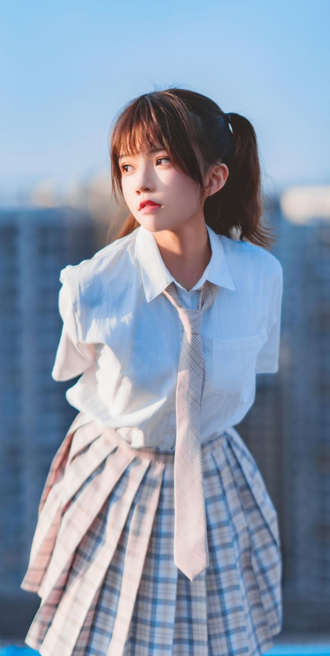 好看的回头美女壁纸_美女头像真人