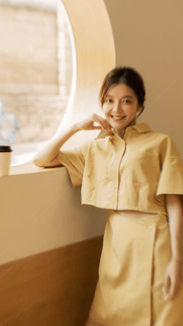 网红模特靠在吧台前_美女照片真人图片背面