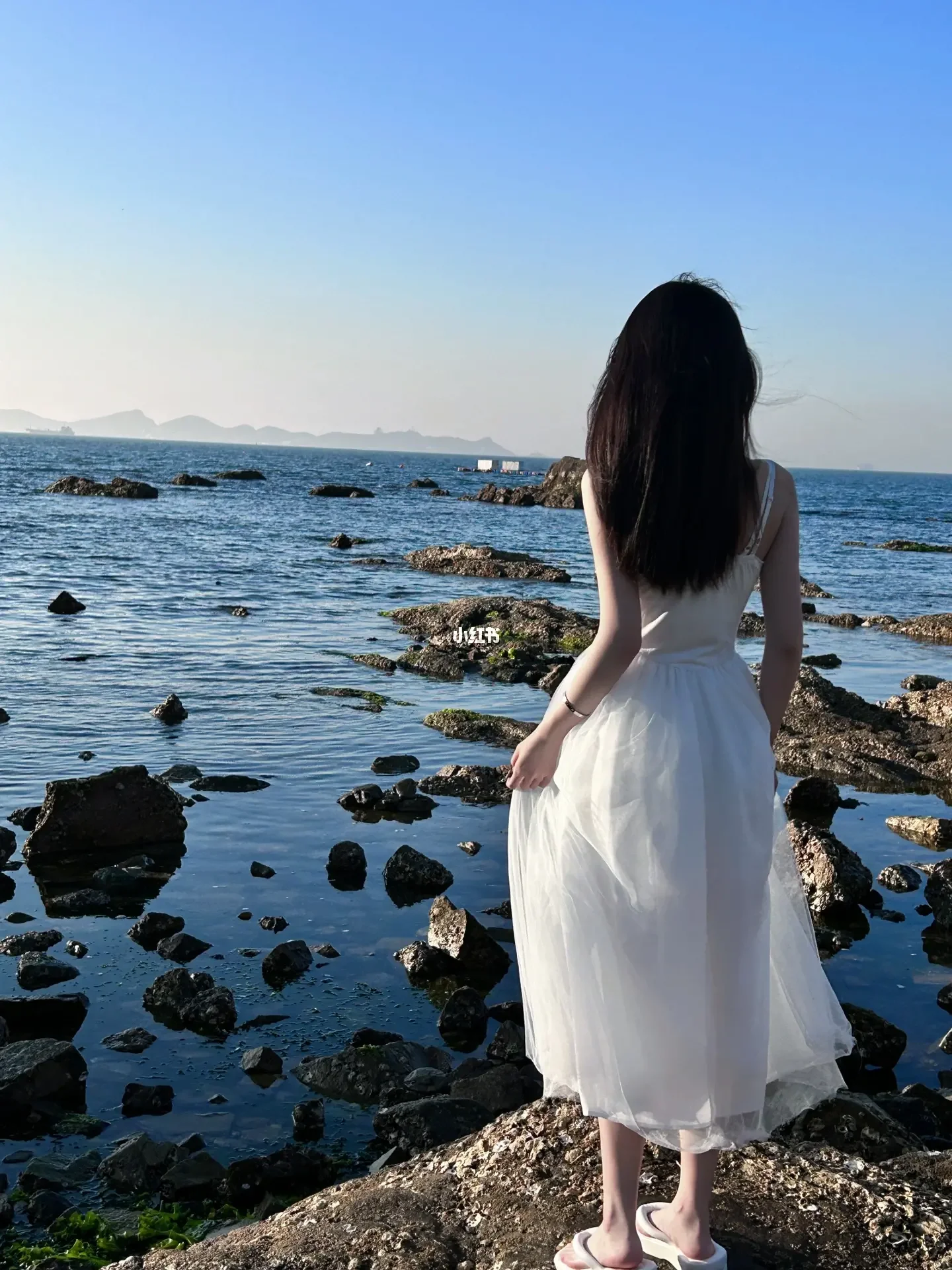 湖边的一个美女_美女壁纸