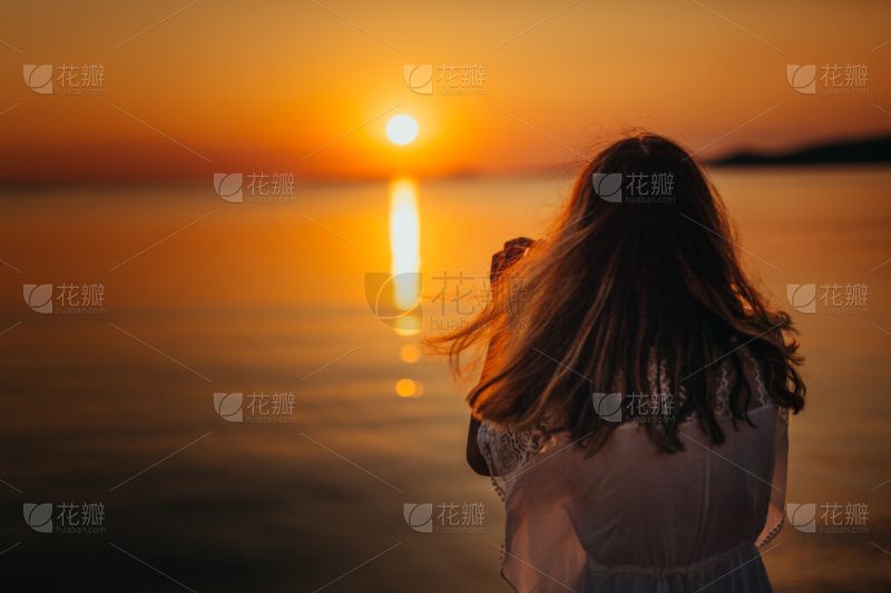 穿着外套的金发美女_美女图片微信头像真人