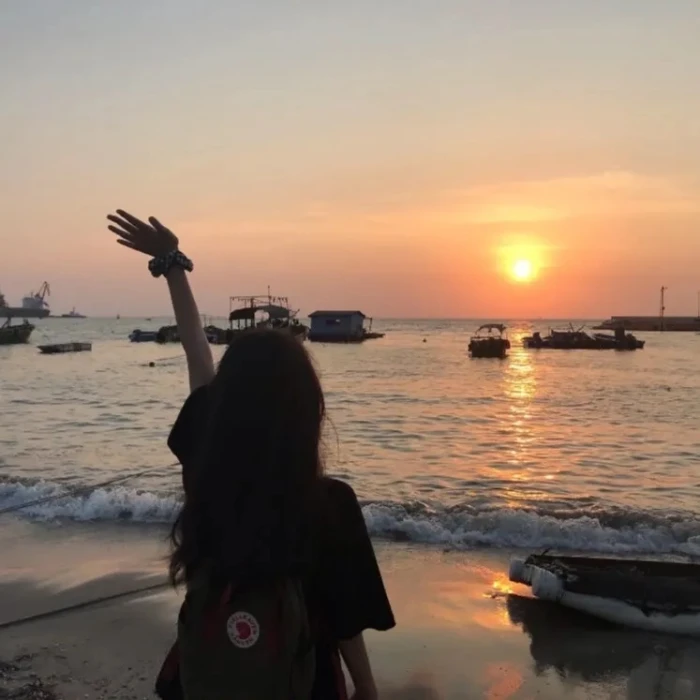 紧实翘挺的美乳小丰臀美女照片