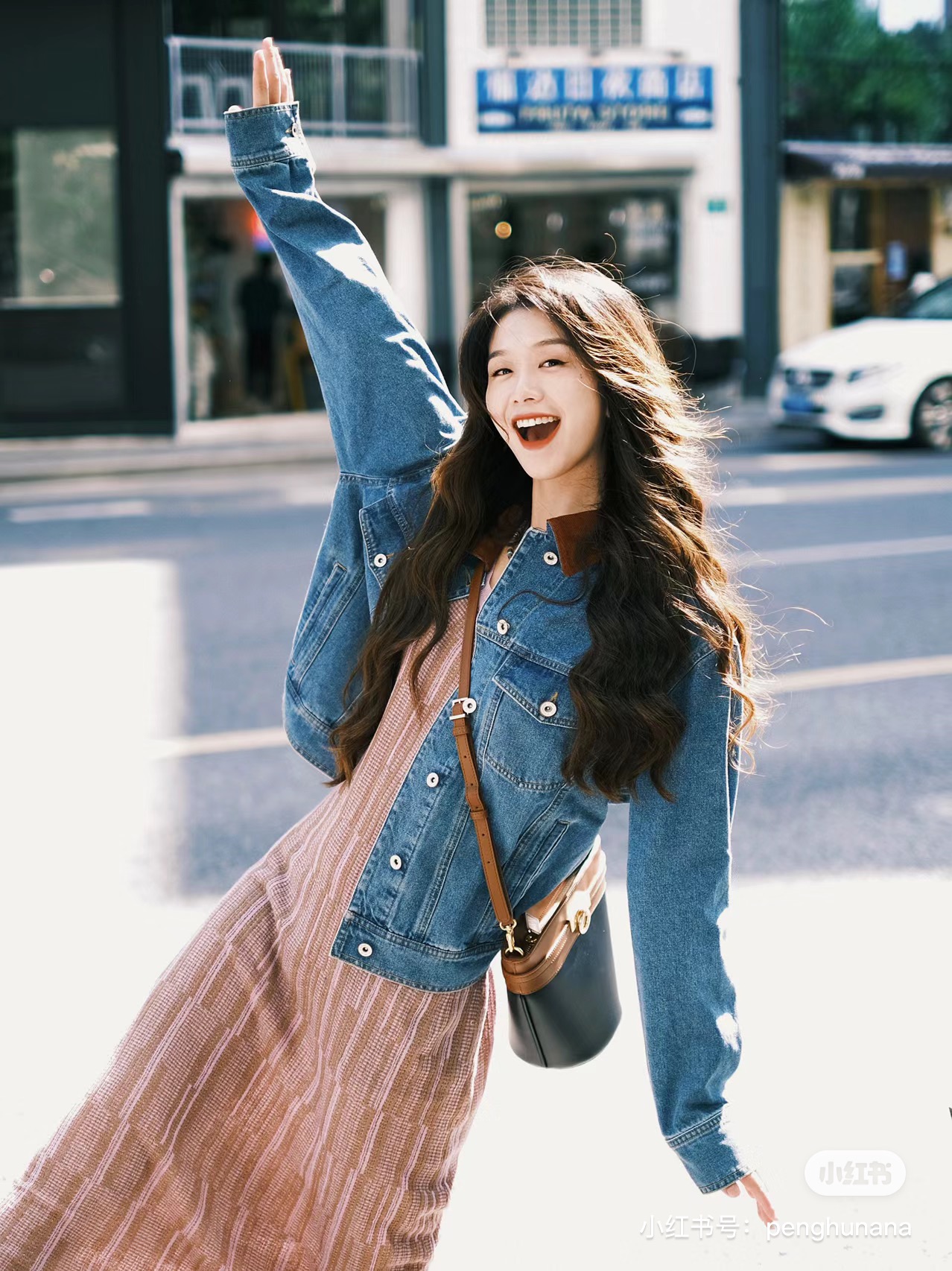 街拍时尚美女聆听街拍_美女自拍