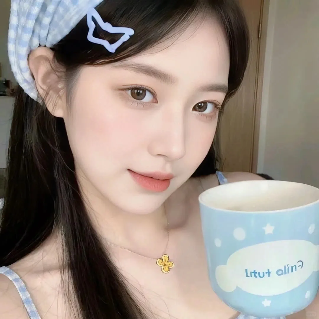 美丽的年轻女子穿着白色的连衣裙在湖滨池塘河流上休息专业的化妆和卷发发型_美女头像真人