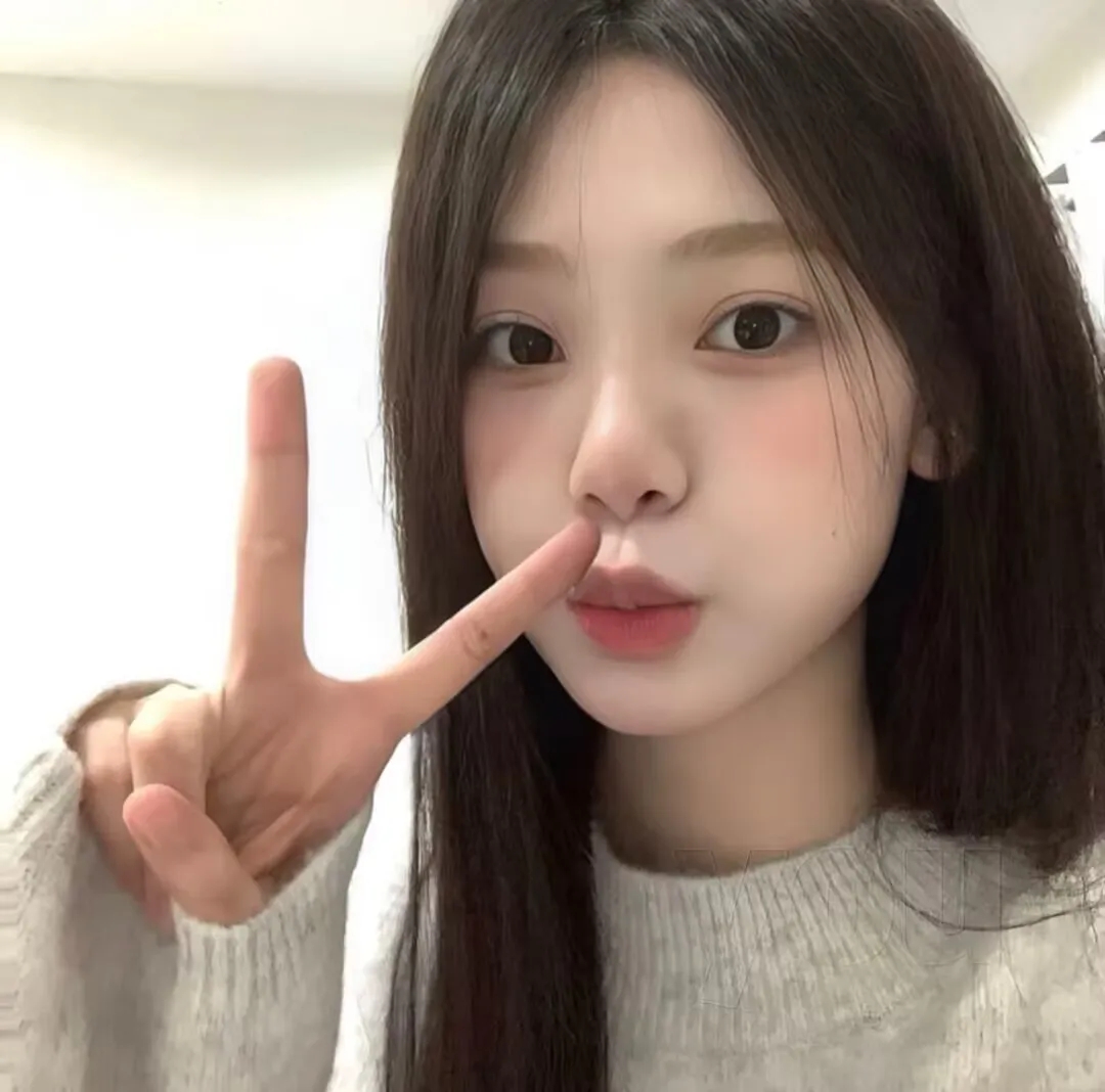 捕捉阳光下的一瞬温柔蓝衣少女的俏皮繁星的动态_美女照片侧脸好看头像