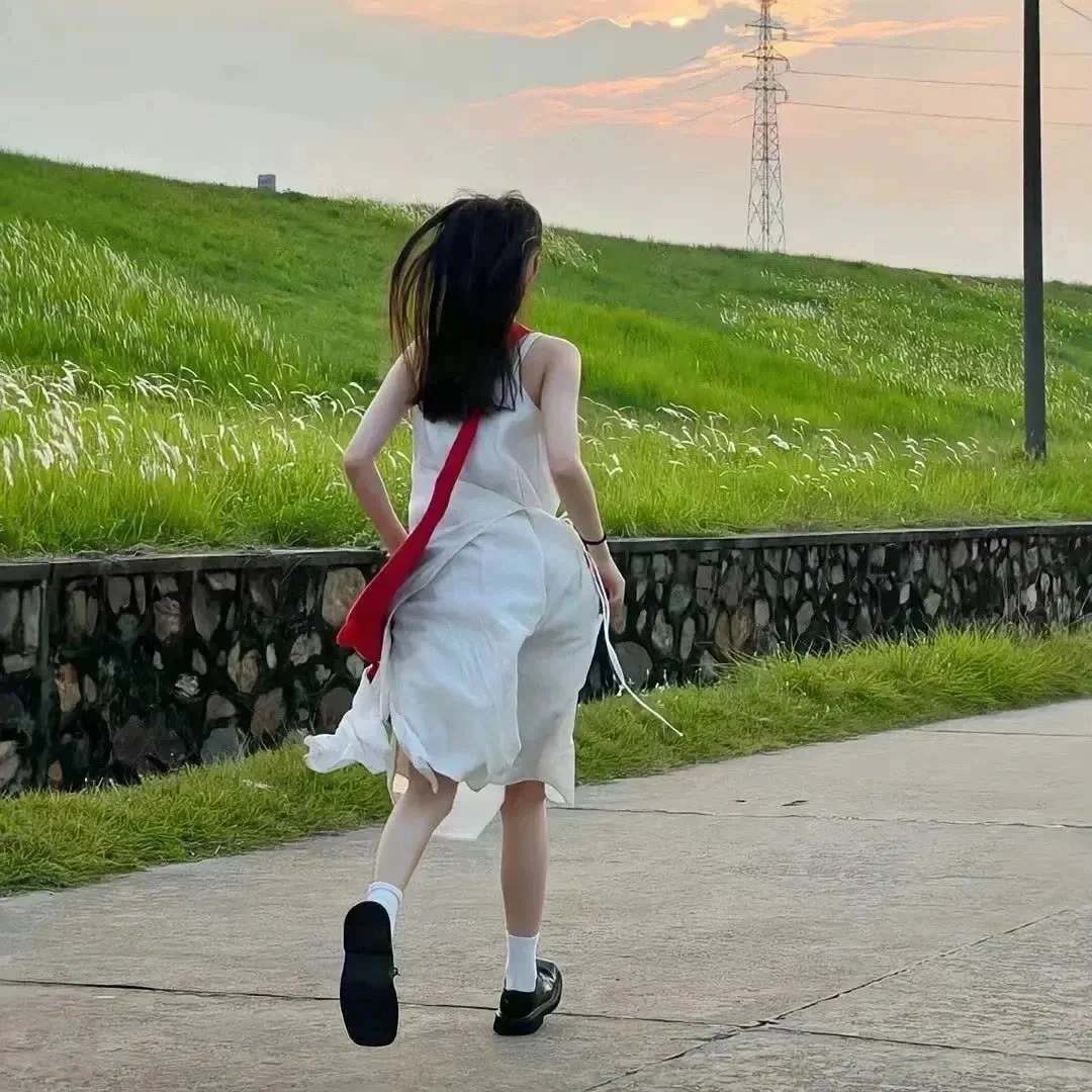 妇女节唯美感女性花朵蝴蝶天空背景_美女头像真人头像高冷