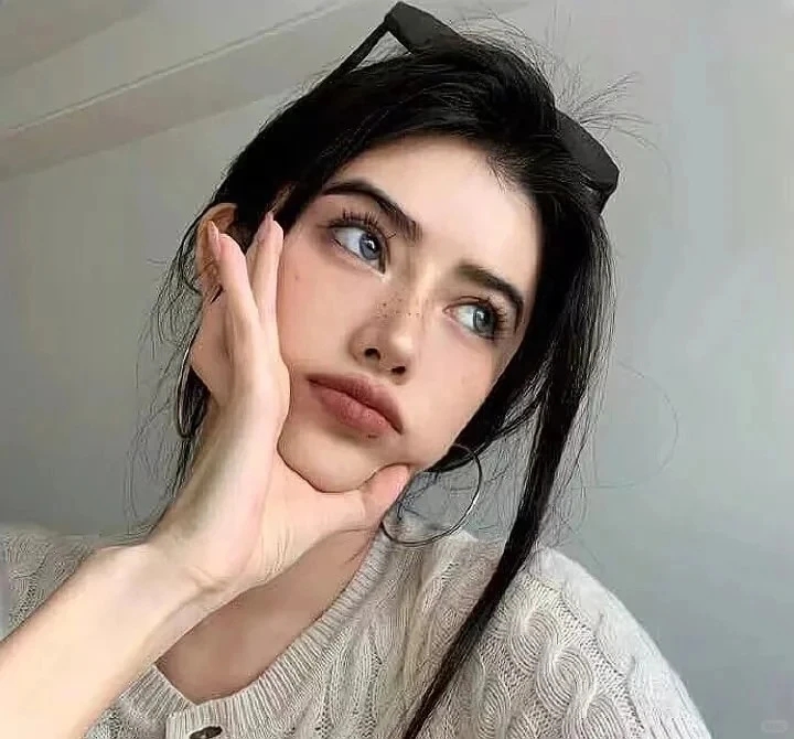 美丽的亚洲女人享受自然草地_美女头像图片
